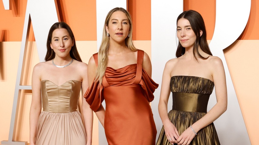 Haim announces that a new single is finally coming