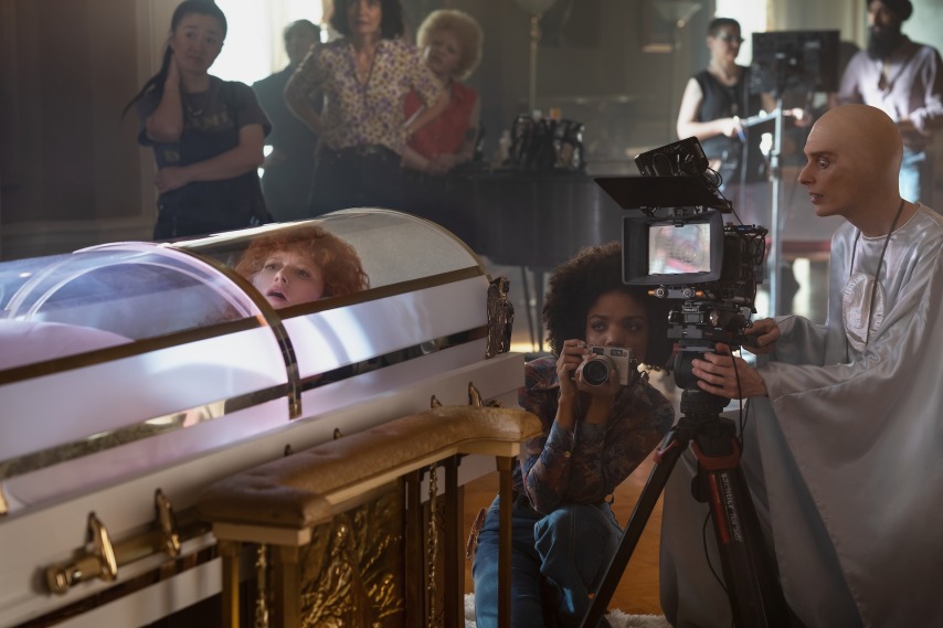 (l-r) Sherry Cola, Natasha Lyonne as Charlie Cale, Katie Holmes -- (Photo by: Sarah Shatz/PEACOCK)