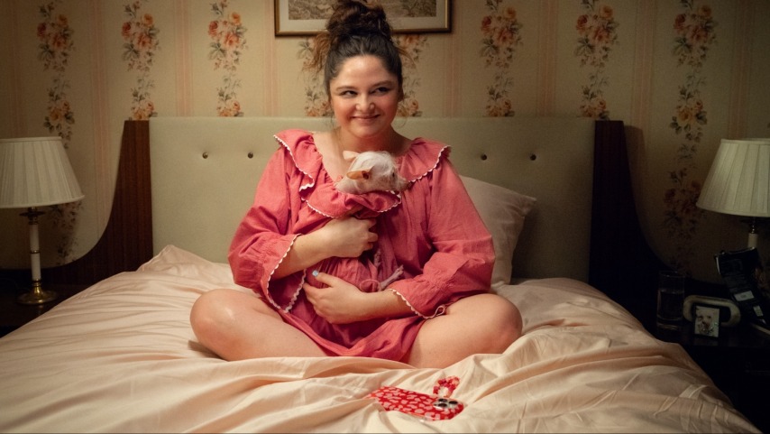 Lena Dunham('s new protagonist) is leaving New York in Too Much first look