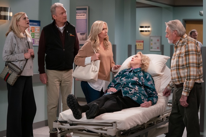 (L to R) Kristen Johnston as Carol, Ryan Stiles as Bill, Leanne Morgan, Celia Weston as Mama Margaret and Blake Clark as Daddy John in Episode #102 of Leanne. Cr. Patrick McElhenney/Netflix © 2024