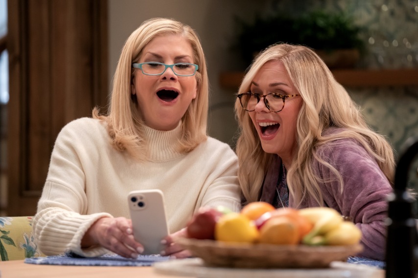 (L to R) Kristen Johnston as Carol and Leanne Morgan in Episode #103 of Leanne. Cr. Patrick McElhenney/Netflix © 2024