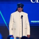 Stevie Wonder tells crowd no, he's not lying about being blind