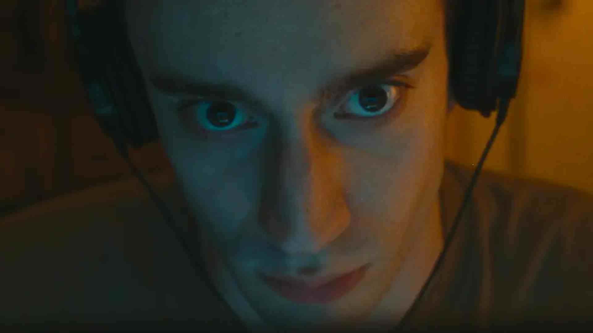 A thrilling music world Nightcrawler, Lurker leeches onto a pop star