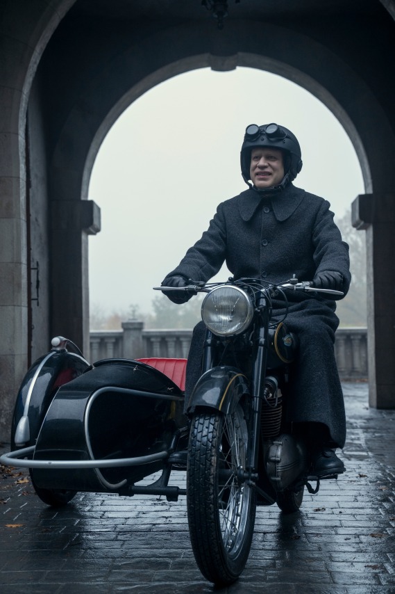Wednesday. Fred Armisen as Uncle Fester in episode 208 of Wednesday. Cr. Helen Sloan/Netflix © 2025