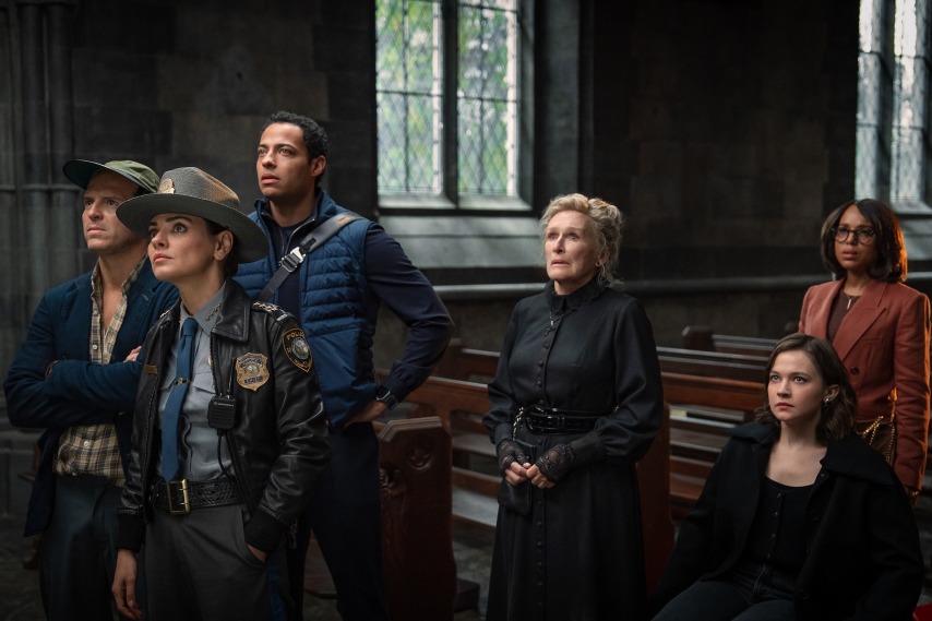 L-R: Andrew Scott, Mila Kunis, Daryl McCormack, Glenn Close, Kerry Washington and Cailee Spaeny in Wake Up Dead Man: A Knives Out Mystery. Cr. John Wilson/Netflix