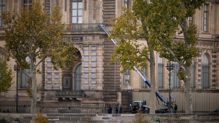 Daytime jewel thieves loot the Louvre