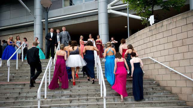 Principal Requires Students to Submit Pictures Wearing Prom Dresses for Approval