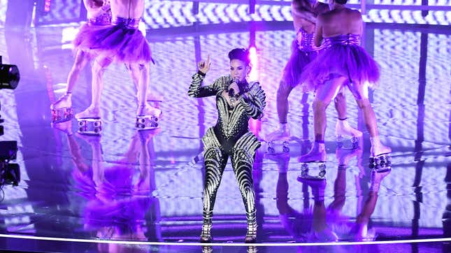 Bow Down to Ivy Queen, Who Made Everyone at the Billboard Music Awards Look Like Mierda