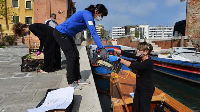 Women Rowers in Venice Are Using Gondolas to Deliver Groceries