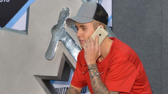 Justin Bieber Does Not Have a Phone
