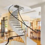 Saturday Night Social: Bette Midler's House Costs $50 Million and Is Decorated With Hats