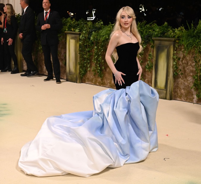 Sabrina Carpenter in Oscar de la Renta