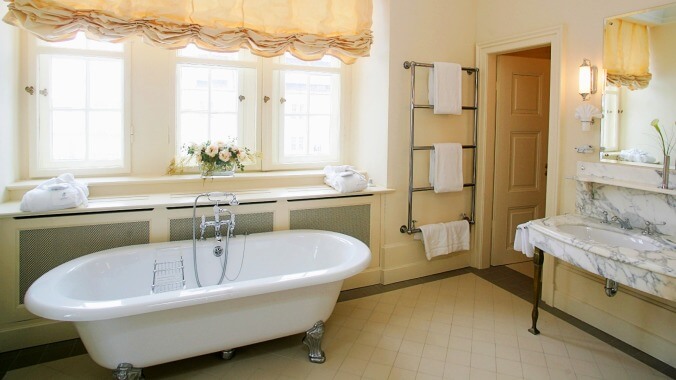 Listen Up, Hotels: Stop Gaslighting Me Into Hoping There’s a Bathtub in My Room