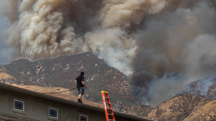 Los Angeles Area Wildfire Threatens Buildings and Spawns Evacuation Orders