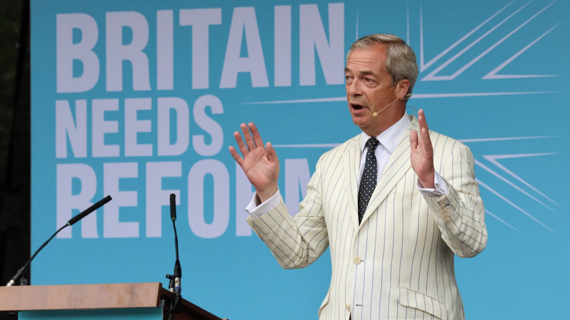 U.K.’s Labour Repeatedly Shoots Itself in the Foot as the Far Right Marches On