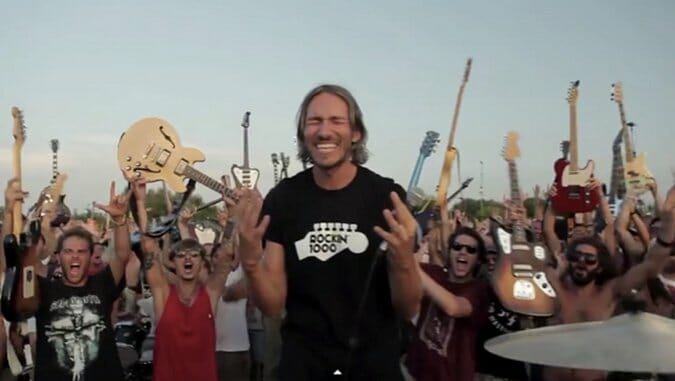 Watch 1,000 Italian Fans Campaign for Foo Fighters Concert with Epic “Learn to Fly” Performance
