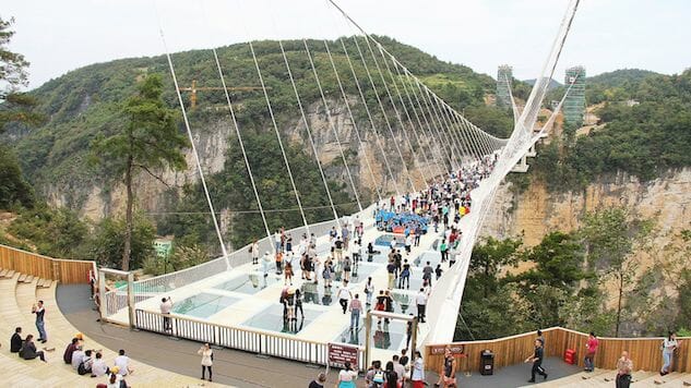 China Builds 1,640-foot Glass Slide Along the Yellow River