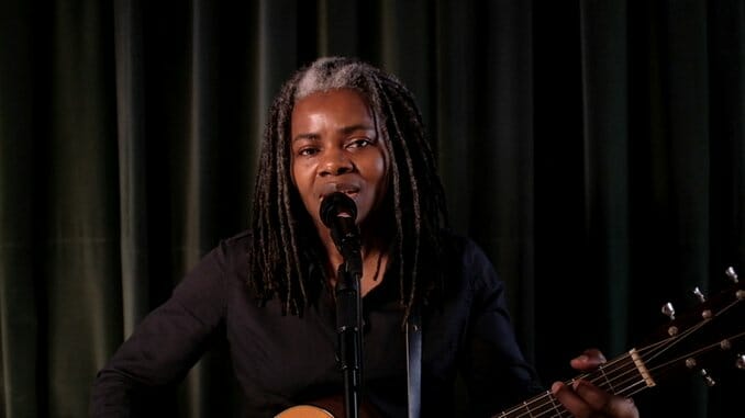 Watch Tracy Chapman Perform “Talkin’ Bout a Revolution” on Late Night with Seth Meyers