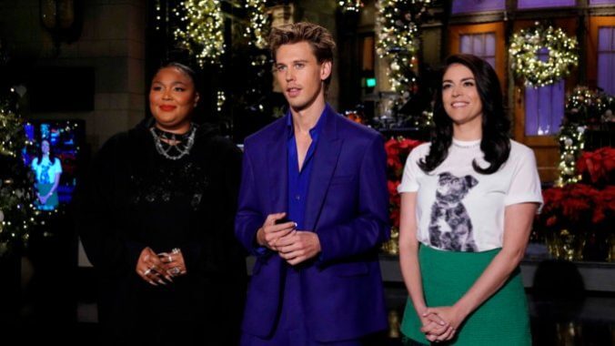 Austin Butler Sings a Lovely Farewell To an SNL All-Star on a Funny, Warm Holiday-Themed Saturday Night Live